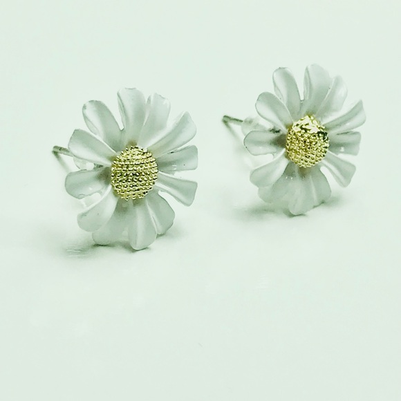 ⭐️HOST PICK⭐️ 18KT GOLD-PLATED Daisy Stud Earrings - Picture 3 of 12